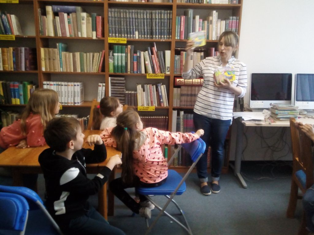 Klasa Ia podczas wizyty w bibliotece