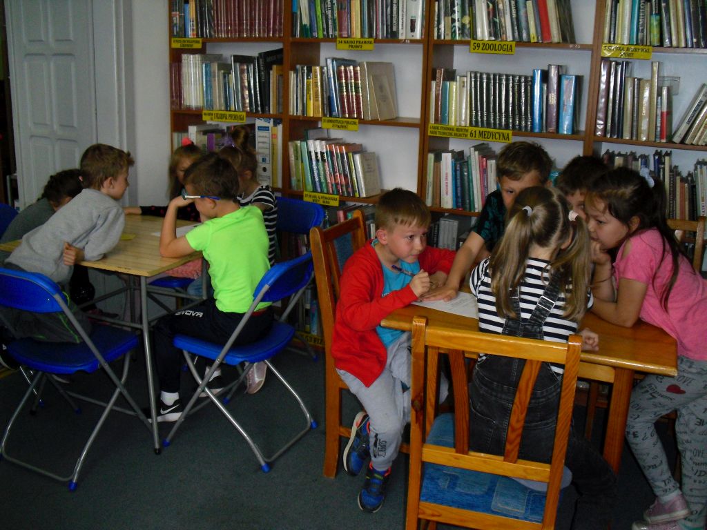 Klasa Ib podczas wizyty w bibliotece